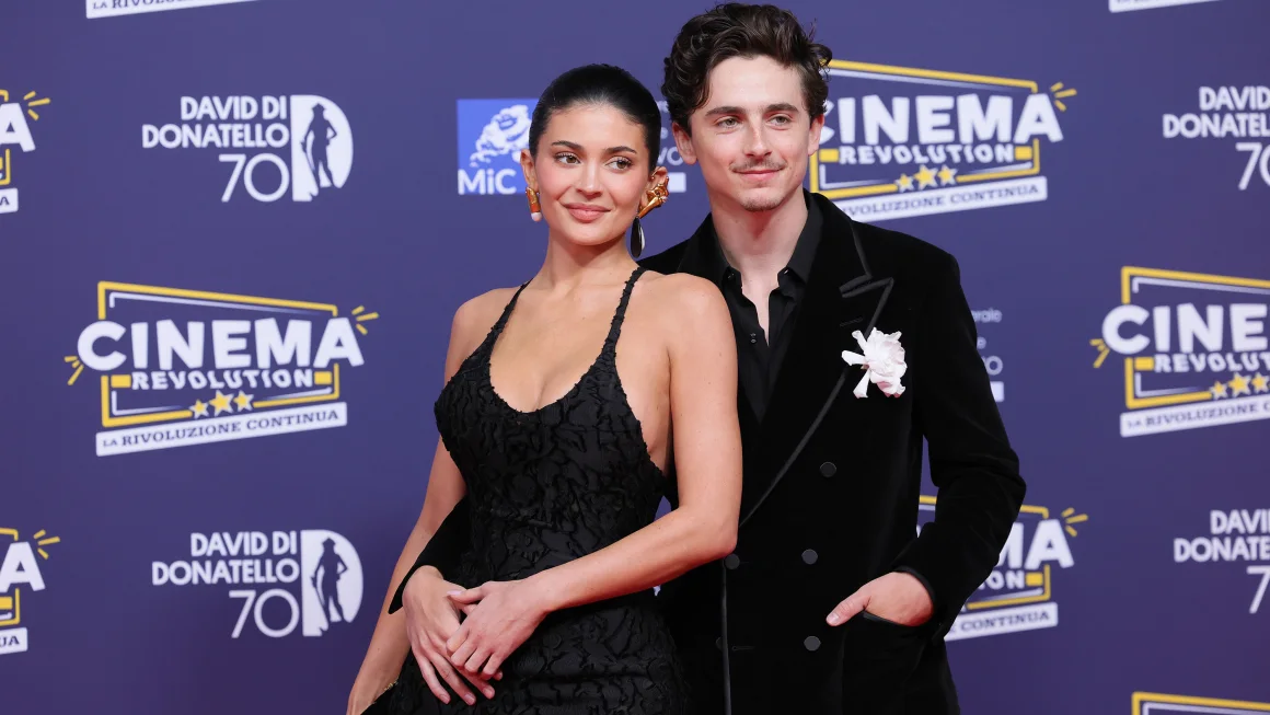 kylie-jenner-dan-timothee-chalamet-memukau-di-debut-karpet-merah-roma