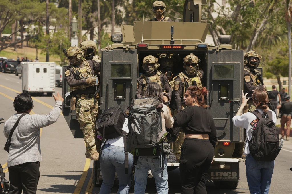 Aksi Mendadak Pasukan Federal di MacArthur Park Tuai Kecaman Warga dan Pejabat Los Angeles